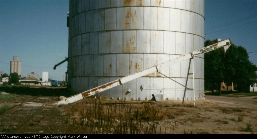 Elevator for unloading hopper cars